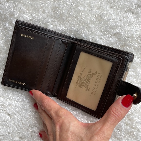 Burberry wallet. - Picture 3 of 9